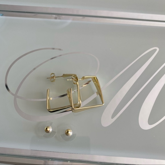 Modern gold tone square earrings - Picture 3 of 6